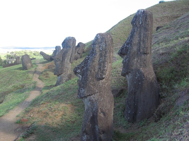 moai trail path Rano Raraku